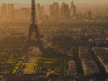 Foto aérea de París, Francia con la Torre Eiffel y la Défense al fondo