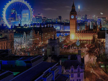 Imagen nocturna del río Támesis en Londres, Inglaterra